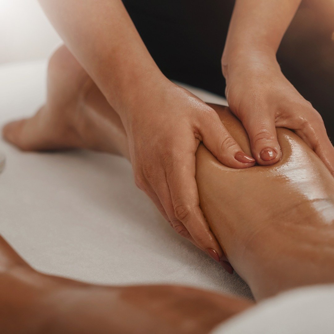 Massagem terapêutica na panturrilha