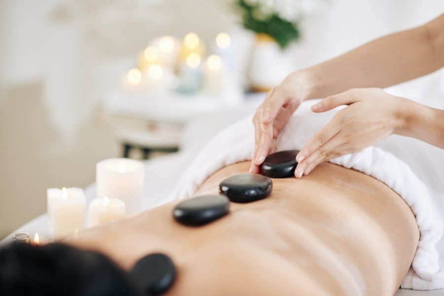 Massagem nas costas com pedras quentes